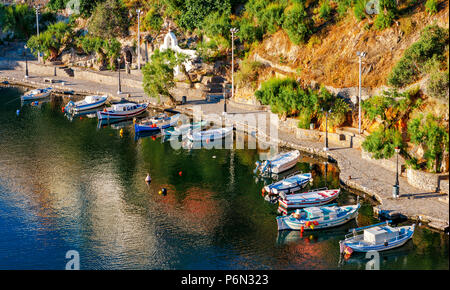 Boote auf dem See Voulismeni in Agios Nikolaos, Kreta, Griechenland Stockfoto