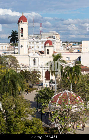 Die Catedral de la PuriÌsima ConcepcioÌn in Plaza JosÃ© MartÃ-, Cienfuegos, Kuba. Stockfoto