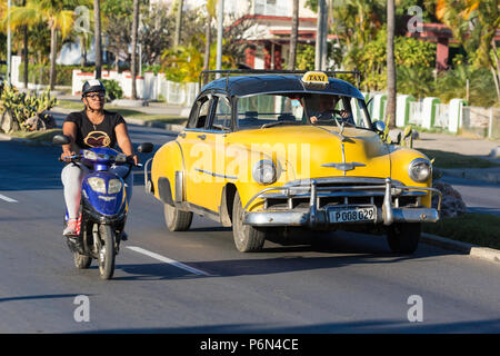 Classic 50er Chevrolet Bel Air Taxi, lokal bekannt als "almendrones" in der Stadt Cienfuegos, Kuba. Stockfoto