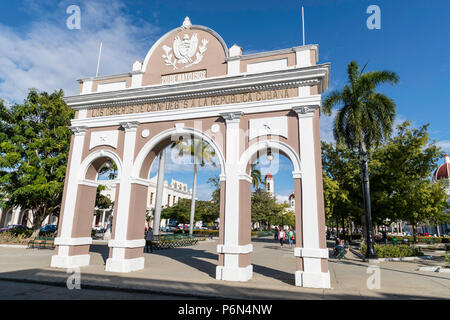 Das Arco de Triunfo Replikat in Parque José Martí in der Stadt Cienfuegos, Kuba. Stockfoto