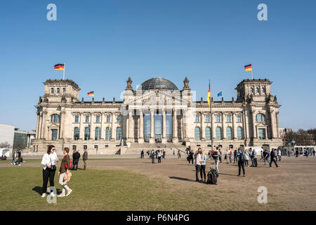 BERLIN, DEUTSCHLAND, 8. April 2018: Die Fassade der Reichstag in Berlin, viele unbekannte Besucher und Touristen. Stockfoto