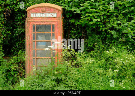 Stillgelegte rotes Telefon Kiosk in Herefordshire, England Stockfoto