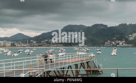 Berühmten Strand La Concha vom Pier in Donostia San Sebastián, der Küstenstadt am Golf von Biskaya gesehen Stockfoto