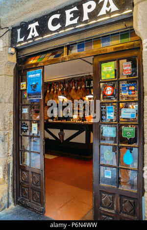 Blick auf eine Bar mit traditionellen pinchos in San Sebastian, Baskenland, Spanien. Pinchos Pintxos sind traditionelle Vorspeise im Baskenland. Stockfoto