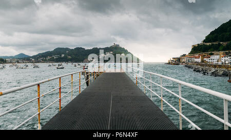 Berühmten Strand La Concha vom Pier in Donostia San Sebastián, der Küstenstadt am Golf von Biskaya gesehen Stockfoto
