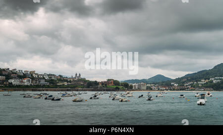 Berühmten Strand La Concha vom Pier in Donostia San Sebastián, der Küstenstadt am Golf von Biskaya gesehen Stockfoto