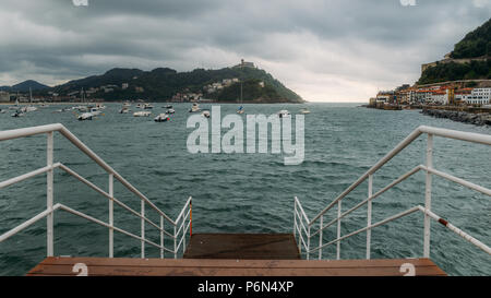 Berühmten Strand La Concha vom Pier in Donostia San Sebastián, der Küstenstadt am Golf von Biskaya gesehen Stockfoto