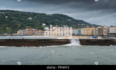 Viev von San Sebastian La Zurriola Strand hondartza im Winter Stockfoto