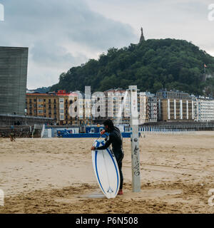 San Sebastián, oder Donostia ist eine Küstenstadt und an der Küste des Golfs von Biscaya, Spanien befindet. Surfer an der Küste Duschen Stockfoto