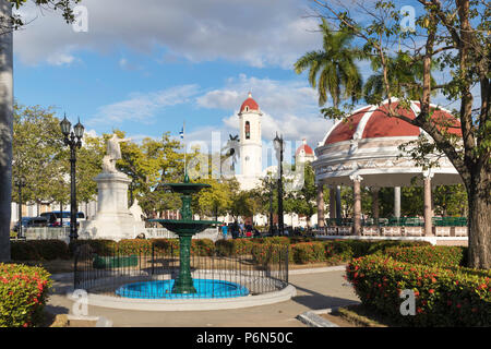 Catedral de la PuriÌsima ConcepcioÌn vom Parque JoseÌ MartiÌ, Cienfuegos, Kuba Stockfoto