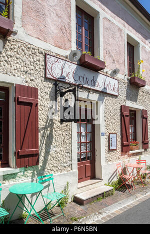 Le Coin Des Artistes, malerischen ehemaligen Café - Lebensmittelgeschäft, jetzt Chambre d'hôtes in Giverny, Eure, Normandie, Frankreich Stockfoto
