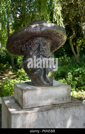 Bronzebüste von Claude Monet, Maler und Gründer der Französischen impressionistischen Malerei in Giverny, Eure, Normandie, Frankreich Stockfoto