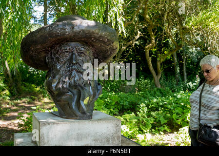 Bronzebüste von Claude Monet, Maler und Gründer der Französischen impressionistischen Malerei in Giverny, Eure, Normandie, Frankreich Stockfoto