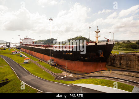 Ein Schiff namens Redondo ist, die durch den Panamakanal in Miraflores Schleusen, Panama City, Republik Panama. Stockfoto