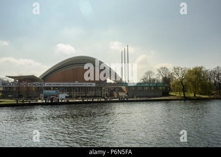 BERLIN, DEUTSCHLAND, 11. April 2018: Das Haus der Kulturen der Welt" in Berlin, von der Spree Seite gesehen. Stockfoto