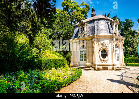 Parc de Bagatelle wurde zu den Top 10 der schönsten Gärten der Welt gewählt. Es ist innerhalb des Bois de Boulogne in Paris, Frankreich Stockfoto