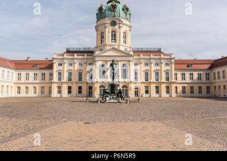 BERLIN, DEUTSCHLAND, 15. MAI 2018: die Fassade von Schloss Charlottenburg (Schloss Charlottenburg) in Berlin. Stockfoto