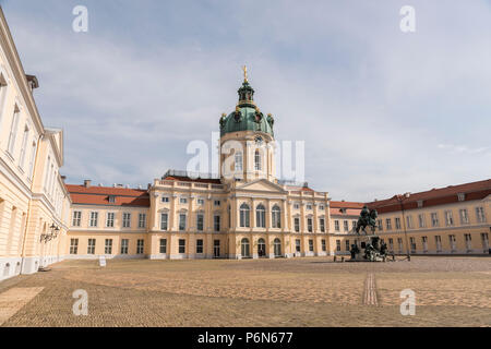 BERLIN, DEUTSCHLAND, 15. MAI 2018: die Fassade von Schloss Charlottenburg (Schloss Charlottenburg) in Berlin. Stockfoto