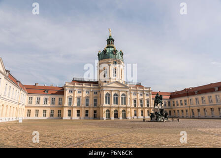 BERLIN, DEUTSCHLAND, 15. MAI 2018: die Fassade von Schloss Charlottenburg (Schloss Charlottenburg) in Berlin. Stockfoto