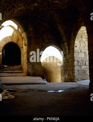 Syrien. Talkalakh Bezirk, Krak des Chevaliers. Crusader Castle, die unter der Kontrolle des Johanniter Ritter (1142-1271) während der Kreuzzüge in das Heilige Land, fiel in die Arabischen Steuerung im 13. Jahrhundert. Eingang Rampe. Foto vor dem syrischen Bürgerkrieg. Stockfoto