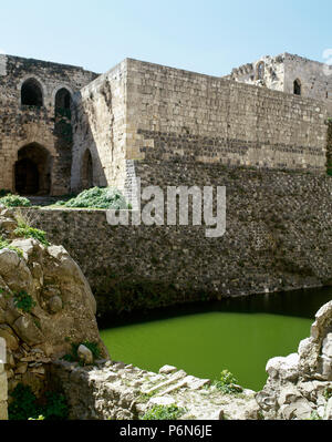 Syrien. Talkalakh Bezirk, Krak des Chevaliers. Crusader Castle, unter der Kontrolle der Ritter Johanniter (1142-1271) während der Kreuzzüge in das Heilige Land, fiel in die Arabischen Steuerung im 13. Jahrhundert. Blick auf den Burggraben. Foto vor dem syrischen Bürgerkrieg. Stockfoto