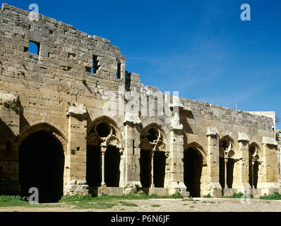 Syrien. Talkalakh Bezirk, Krak des Chevaliers. Crusader Castle, die unter der Kontrolle des Johanniter Ritter (1142-1271) während der Kreuzzüge in das Heilige Land, fiel in die Arabischen Steuerung im 13. Jahrhundert. Teilweise mit Blick auf den Saal und Galerie. Foto vor dem syrischen Bürgerkrieg. Stockfoto