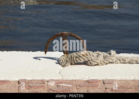 Winzige alte Anker mit Seil, Telendos, Kalymnos, Griechenland Stockfoto
