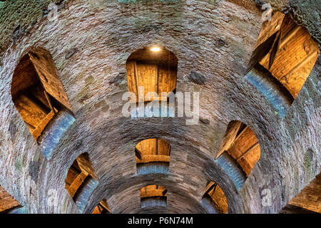 Insbesondere Innenraum der St. Patrick's Gut mit dem Abstieg und Aufstieg Rampen Stockfoto