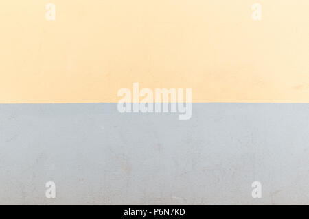 Full Frame Hintergrund eines alten Betonwand in hellem Gelb und Grau lackiert Stockfoto