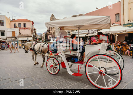 Chania, Griechenland - 14. Juni 2018: Pferdekutsche in venezianischen Hafen in Chania. Chania ist die zweitgrößte Stadt Kretas und der Hauptstadt der Chan Stockfoto