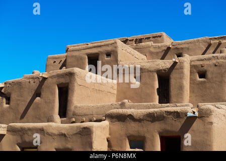 Gebäude aus Adobe. Taos Pueblo, New Mexico, kontinuierlich seit über 1000 Jahren bewohnt. Stockfoto