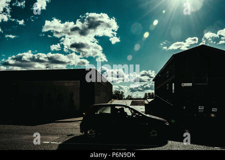 Blauer Himmel und Wolken in Pollokshaws mit Auto. GLASGOW, Schottland. Stockfoto
