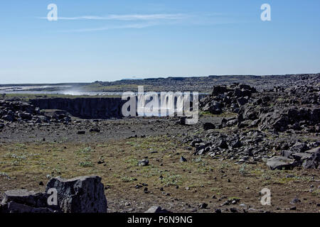 Europas grösster Wasserfall Dettifoss auf Jokulsa eine Fjollum River Island Polargebiete. Touristen auf dem Weg zum Wasserfall Dettifoss in Vatnajökull National Stockfoto