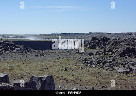 Europas grösster Wasserfall Dettifoss auf Jokulsa eine Fjollum River Island Polargebiete. Touristen auf dem Weg zum Wasserfall Dettifoss in Vatnajökull National Stockfoto