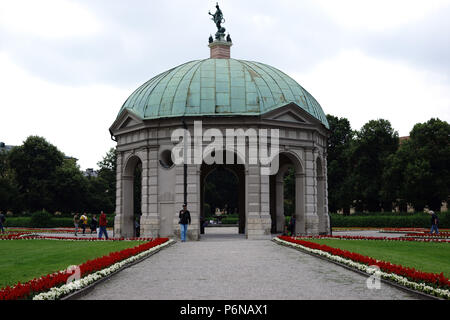 München, Deutschland - 30. Juni 2018: Die Diana Tempel, ein dodecagonal Pavillon mit Rundbögen umgeben von Blumenbeeten im Hofgarten München May Stockfoto