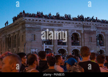 Kiew, Ukraine - 26. MAI 2018: Menschen und Fußball-Fans in der Fan Zone in Kiew. Finale der UEFA Champions League. Liverpool vs Real Madrid in Kiew, Ukraine Stockfoto