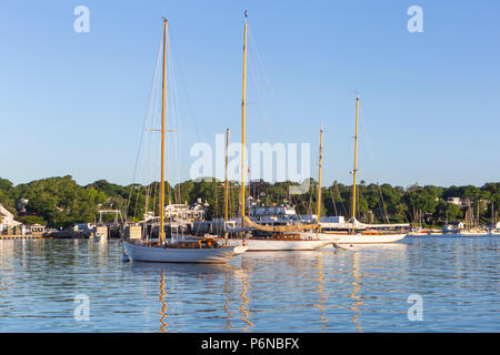 Segeln Martha's Vineyard yawl 'mah-jong' und andere Holz- Boote in Vineyard Haven Hafen im Tisbury, Massachusetts auf Martha's Vineyard. Stockfoto