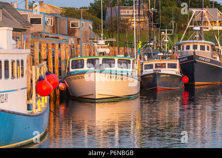 Kommerzielle Fischerboote in Menemsha Becken angedockt, in dem Fischerdorf Menemsha in Chilmark, Massachusetts auf Martha's Vineyard. Stockfoto