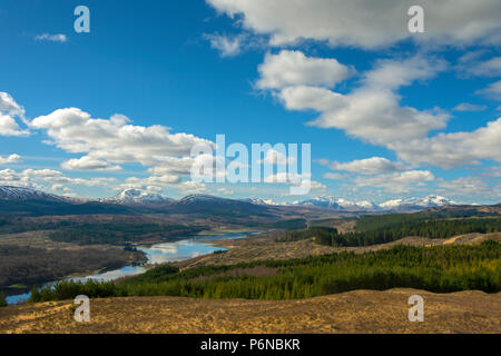 Der Blick nach Westen über den Loch Garry, Lochaber, Hochland, Schottland, Großbritannien Stockfoto