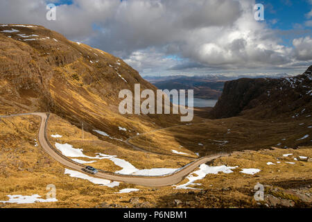 Auf der Suche Bottighofen na Bà zu Loch Kishorn ab in der Nähe der Gipfel des Bealach Na Bà Strasse, die in den Applecross Hills, Hochland, Schottland, Großbritannien Stockfoto