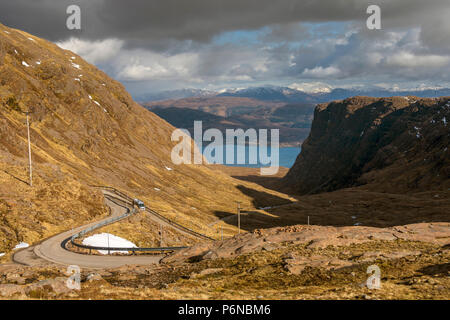 Auf der Suche Bottighofen na Bà zu Loch Kishorn ab in der Nähe der Gipfel des Bealach Na Bà Strasse, die in den Applecross Hills, Hochland, Schottland, Großbritannien Stockfoto