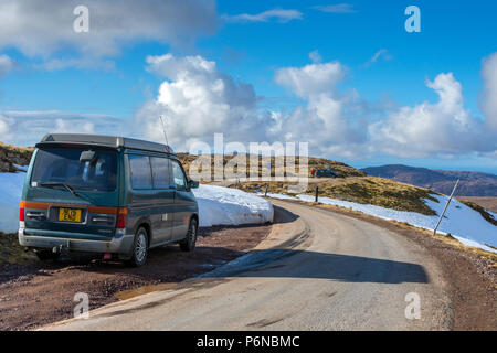 Ein Mazda Bongo Friendee Wohnmobil auf dem Gipfel der Bealach Na Bà Strasse, die in den Applecross Hills, Hochland, Schottland, Großbritannien Stockfoto