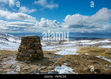 Die toposcope (Orientierungstafel) auf dem Gipfel der Bealach Na Bà Strasse, die in den Applecross Hills, Hochland, Schottland, Großbritannien. Stockfoto
