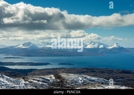 Die Cuillin Hills von Skye über den inneren Ton, vom Gipfel des Bealach Na Bà Strasse, die in den Applecross Hills, Hochland, Schottland, Großbritannien. Stockfoto