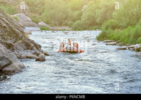 Ukraine Migea. 12. Juni 2018. Pivdenny Buh. Eine Gruppe von Menschen macht Rafting in den Wassern des Flusses. White Water Rafting Stockfoto