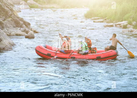 Ukraine Migea. 12. Juni 2018. Pivdenny Buh. Eine Gruppe von Menschen macht Rafting in den Wassern des Flusses. White Water Rafting Stockfoto