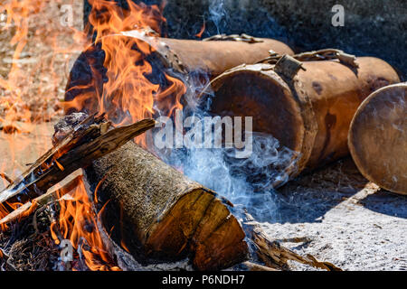 Ethnischen Trommeln in religiösen Festival in Lagoa Santa, Minas Gerais in der Nähe der Feuer verwendet, so dass das Leder dehnen und der Klang des Instruments einstellen. Stockfoto