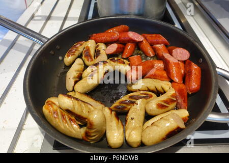 Austro-Bavarian Würstchen brutzeln auf dem Herd Stockfoto