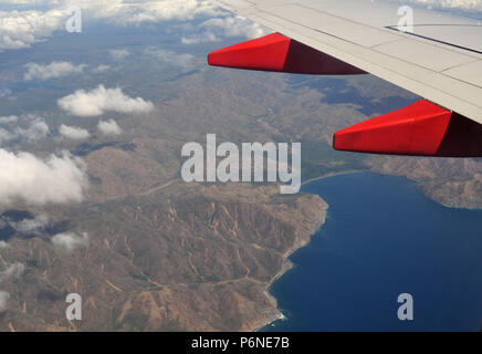 Die Aussicht auf ein Flugzeug Tragfläche und der Küste von Nicaragua unter Stockfoto