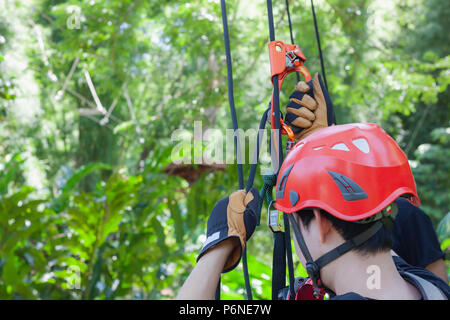 Sicheren Hintergrund Konzept arbeiten. Soft Focus Nahaufnahme, junger Mann Asiatischen mit Safety harness mit Ausrüstung für Job bei hoch kritischen Bereich Industrial. F Stockfoto